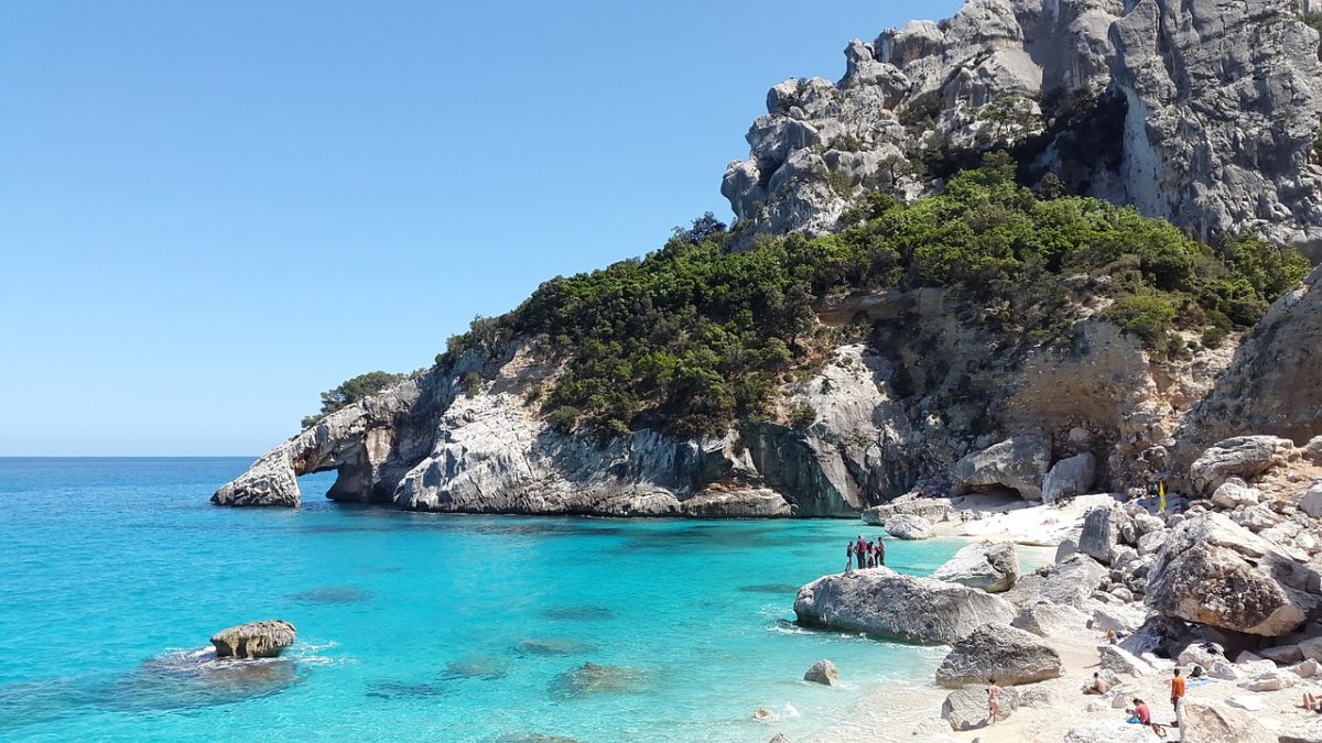 Sardinie zpáteční letenky za 754 Kč