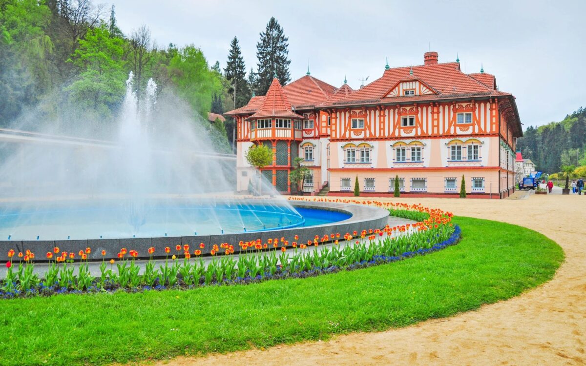 Sleva 33% – Luhačovice s polopenzí a vstupem do městské plovárny pro 2 osoby od 5.390 Kč