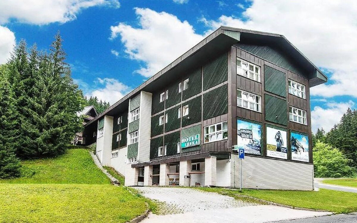 Špindlerův Mlýn s polopenzí, saunou a slevou na atrakce pro 2 osoby od 3.490 Kč