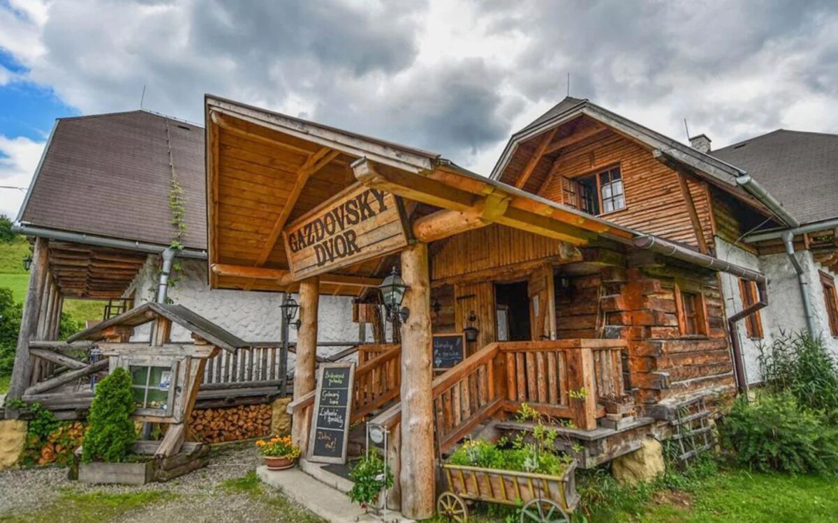 Bešeňová s polopenzí pro 2 osoby od 2.690 Kč
